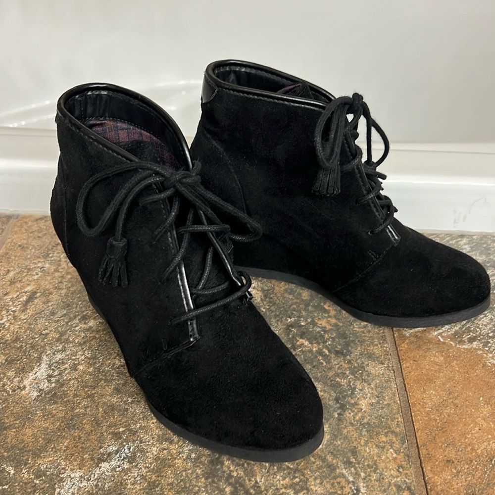 Madden Girl Dallyy size 6 Black Suede Ankle Boots